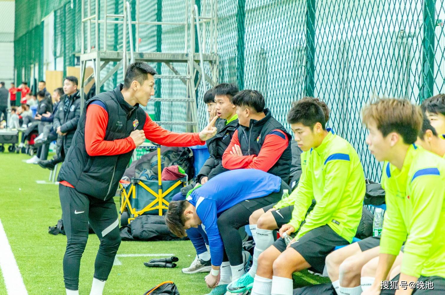 关于山东男篮今夜扳平良机，志在西甲名次提升，悬念犹存，更衣室氛围转暖的信息